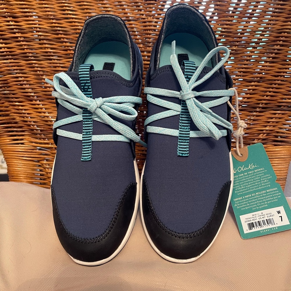 NWT Olukai shoes